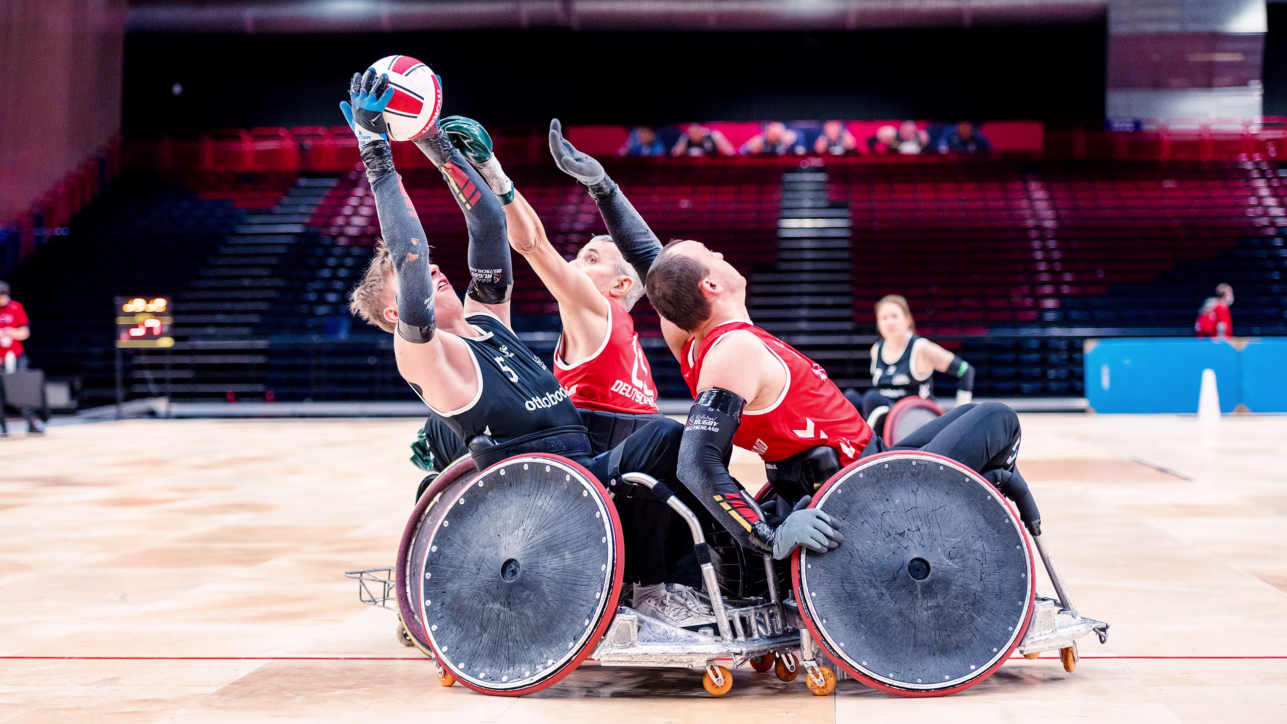 Azione di gioco in un partita di basketball in carrozzina