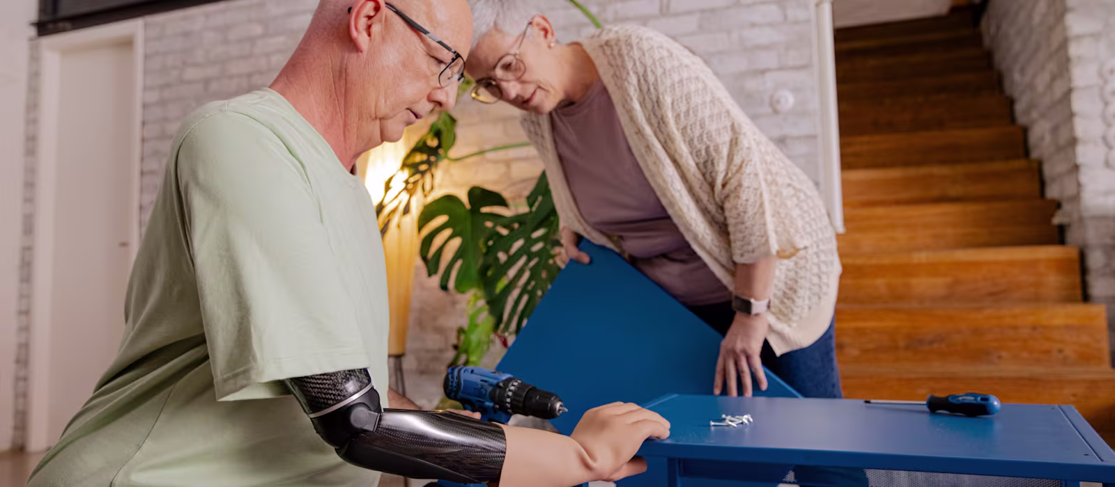 Primer plano de la mano protésica mioeléctrica speedhand, destacando su diseño, agarre de precisión y tecnología avanzada.