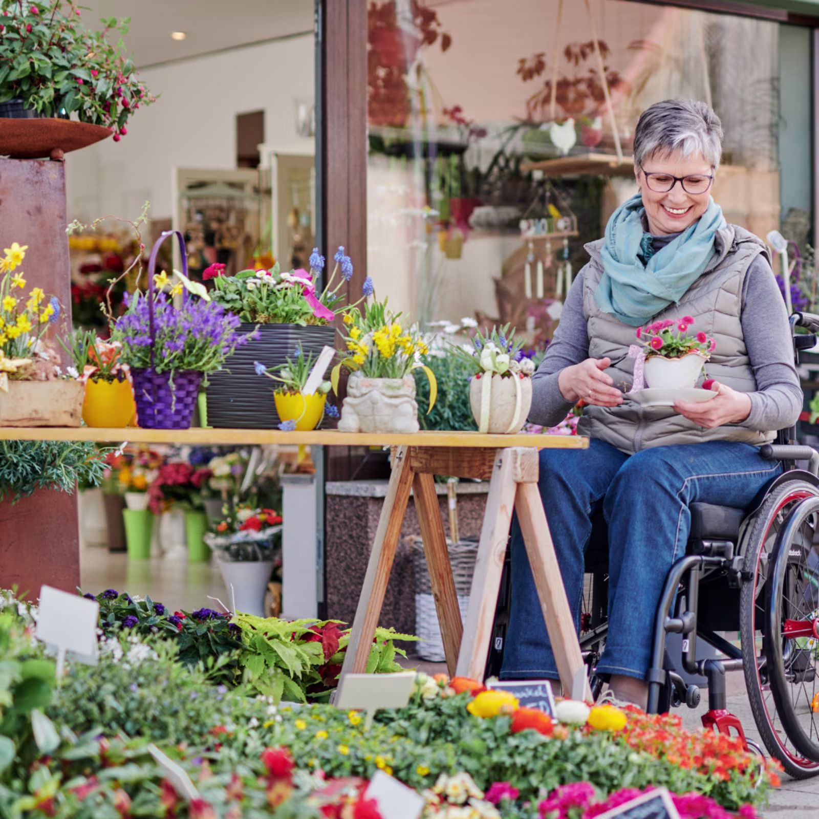 Frau vor einem Blumenladen im Ottobock Avantgarde Rollstuhl.