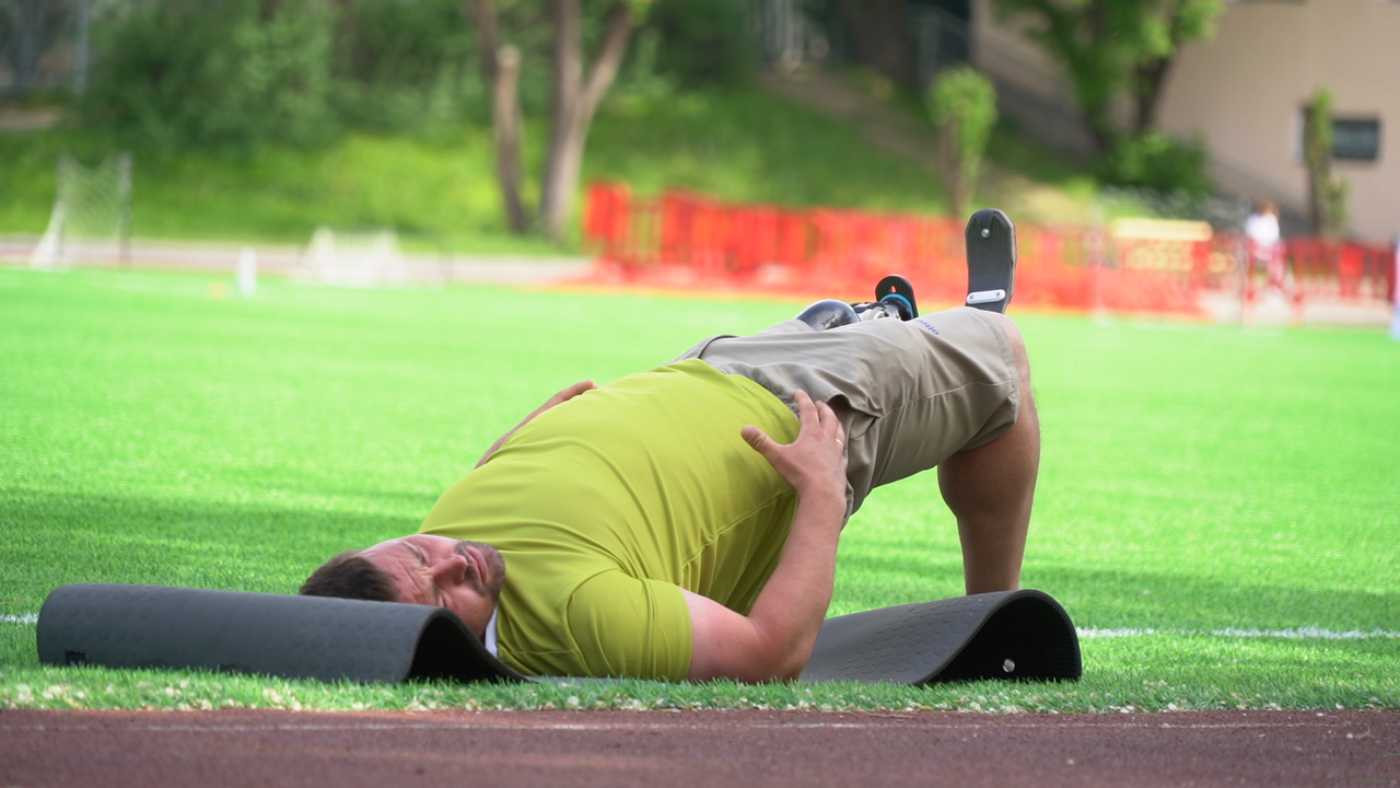 Генрих Попов проводит разминку в рамках Running clinic в Казахстане