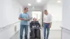 Zwei Ottobock Mitarbeiter versorgen einen Anwender mit einem Rollstuhl