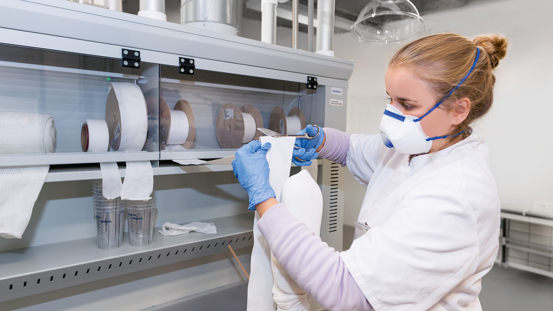 Ottobock offers protective equipment for substances that are deemed dangerous by the Ordinance on Hazardous Substances (GefStoffV). Our PPE includes products to protect the hands, face, eyes, respiratory tract and other parts of the body.