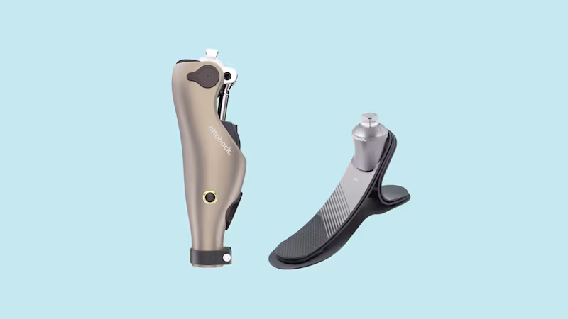 Vor blauem Hintergrund sind das mechatronische Kniegelenk Kenevo und der Trias Prothesenfuß von Ottobock zu sehen.