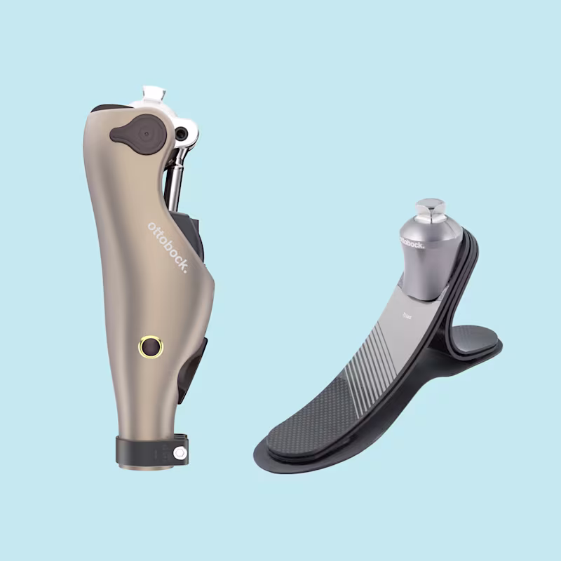 Vor blauem Hintergrund sind das mechatronische Kniegelenk Kenevo und der Trias Prothesenfuß von Ottobock zu sehen.