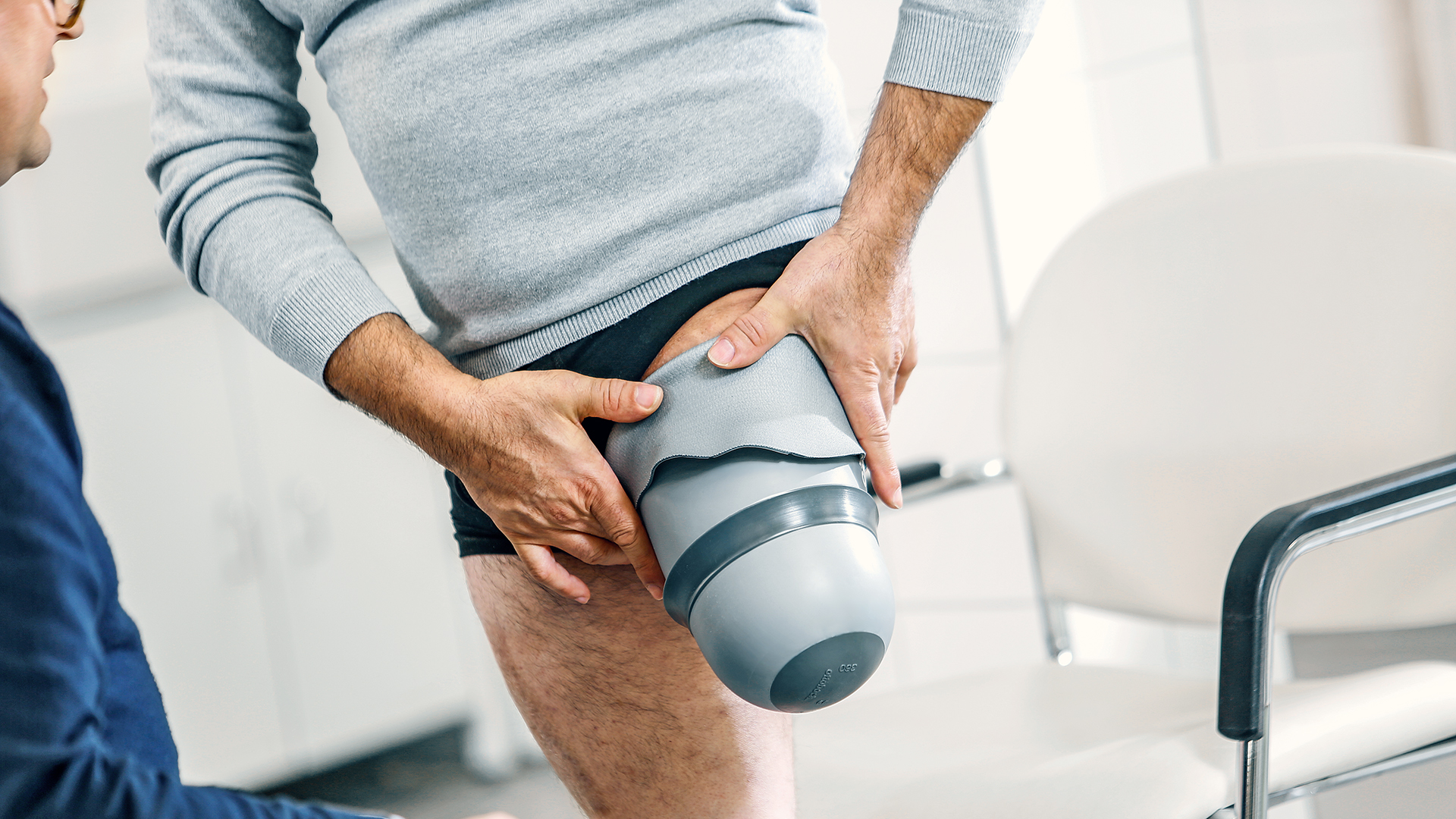 Liner'ı bulunan soketini uzvuna takan bir adam