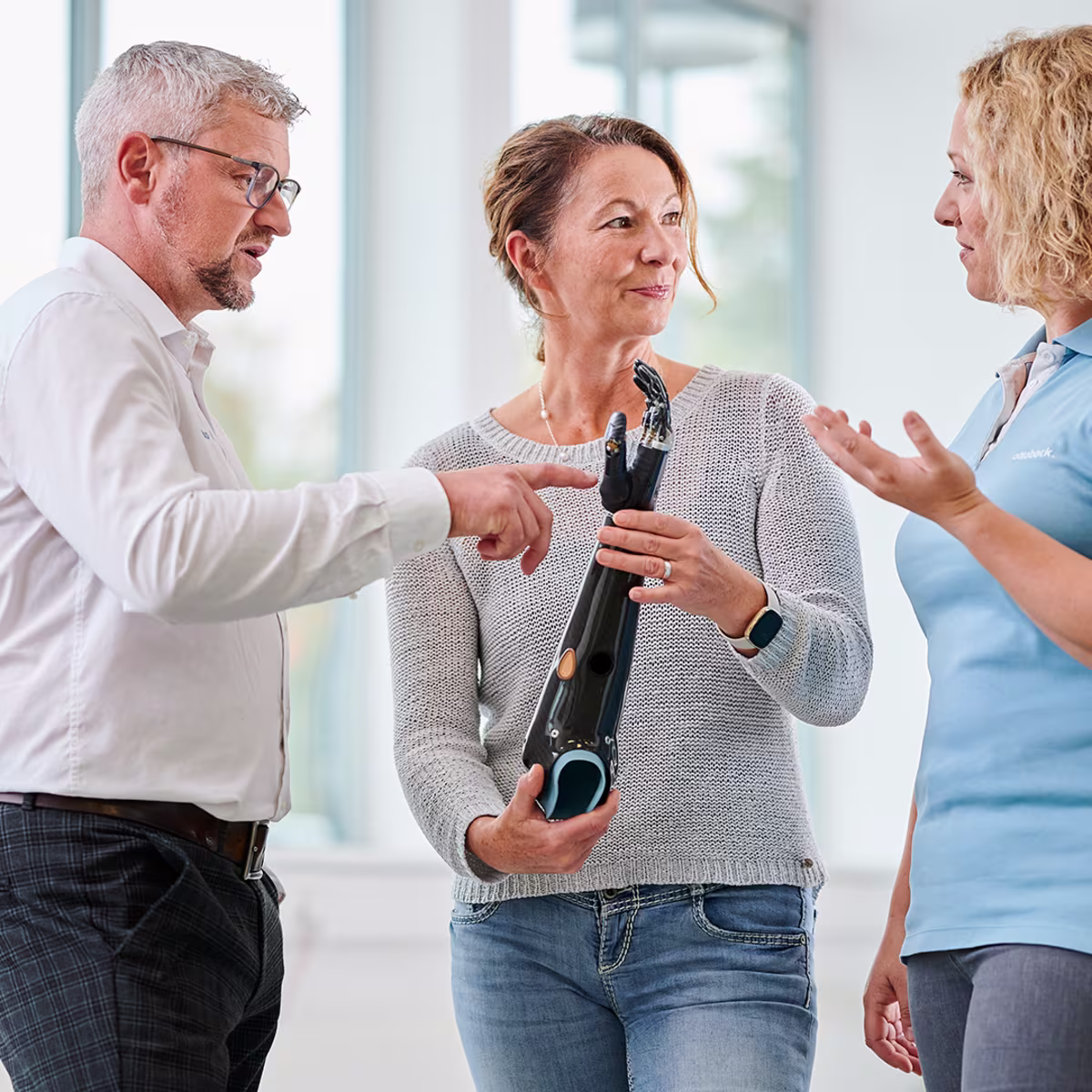 Eine Anwenderin informiert sich über mögliche Armprothesen