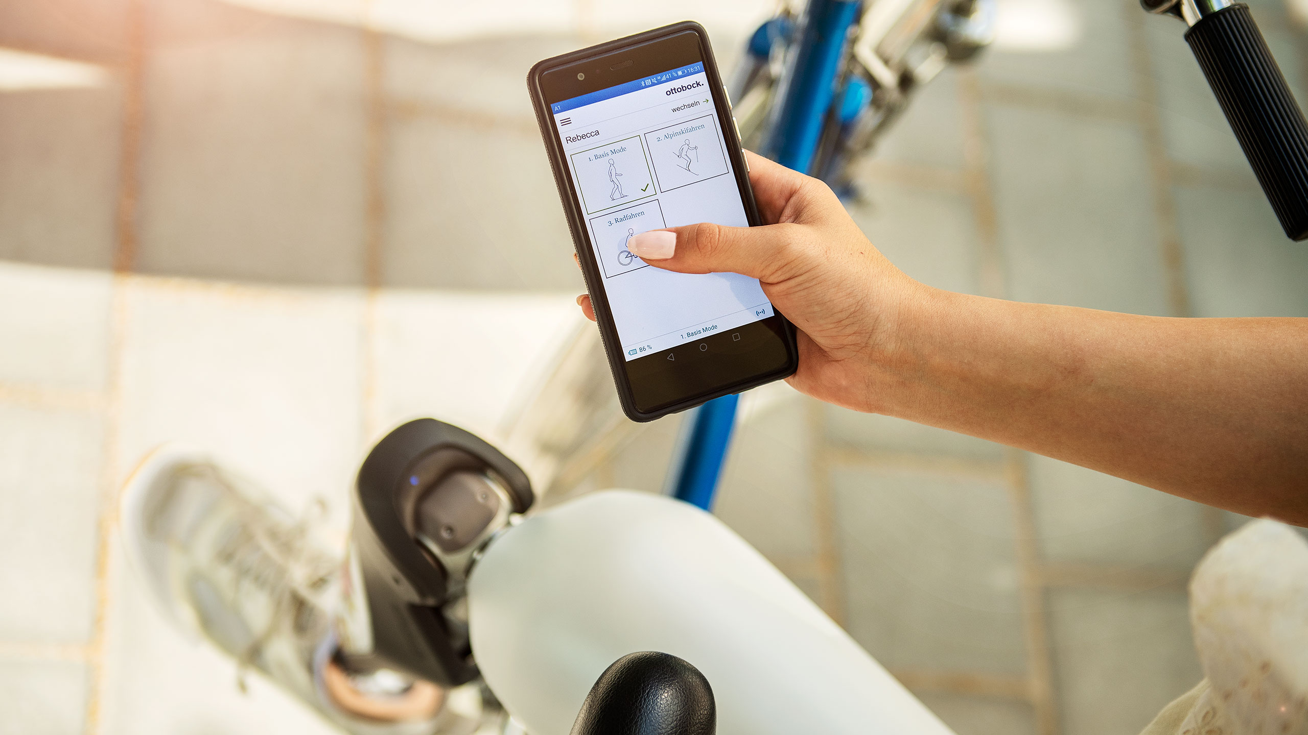Un utente C-Leg 4 passa alla modalità MyMode Plus Ciclismo tramite l'app Cockpit