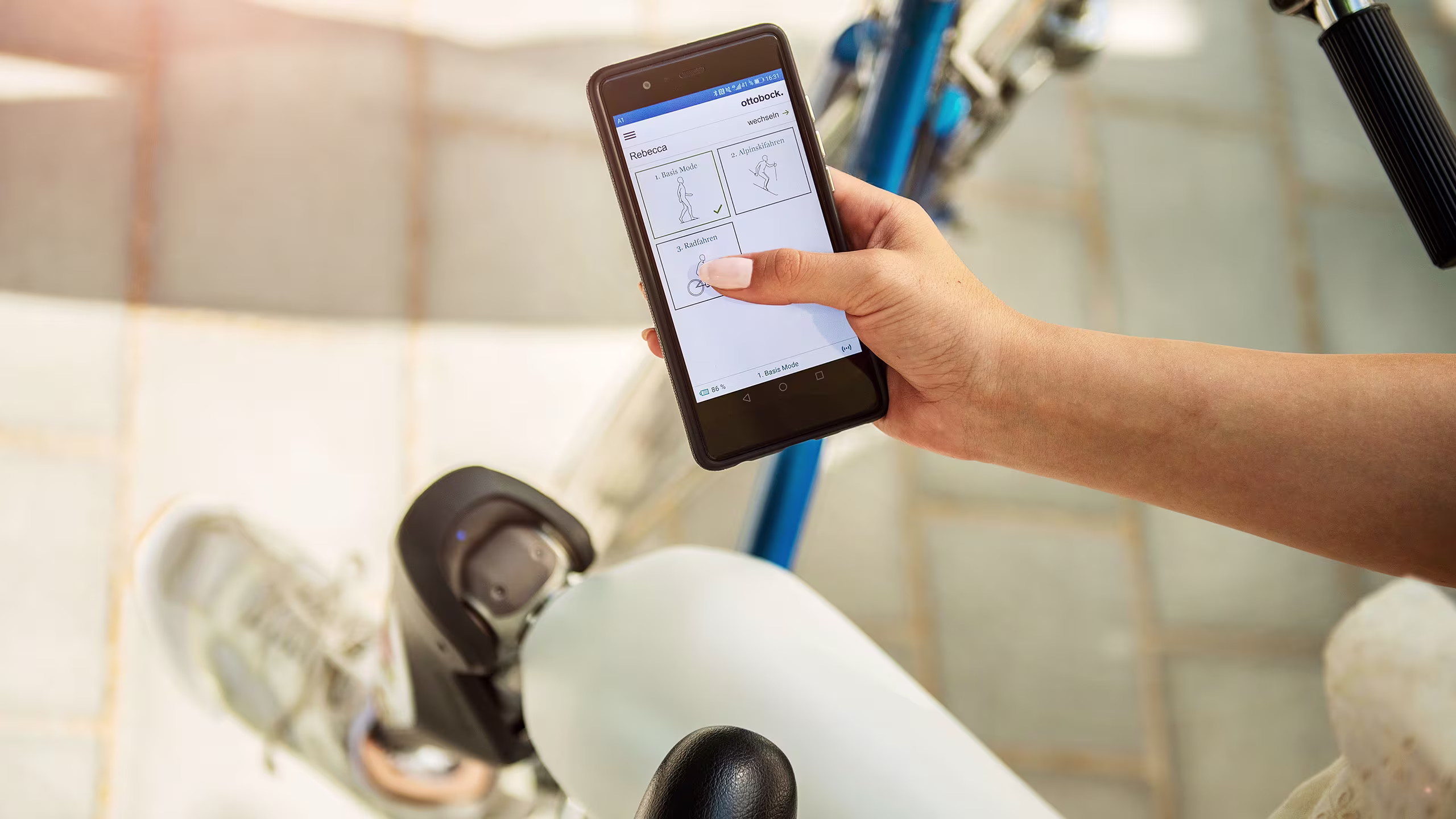 A user switches her C-Leg 4 setting to Cycling via MyMode Plus in the Cockpit app