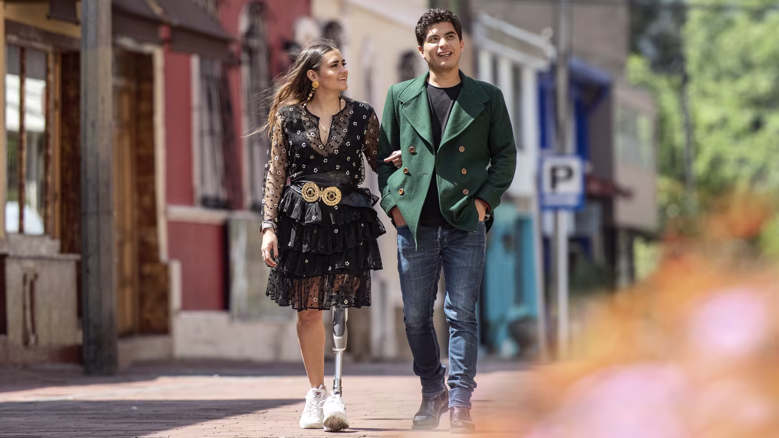 El usuario de la rodilla del microprocesador camina por un camino de ladrillos con un amigo