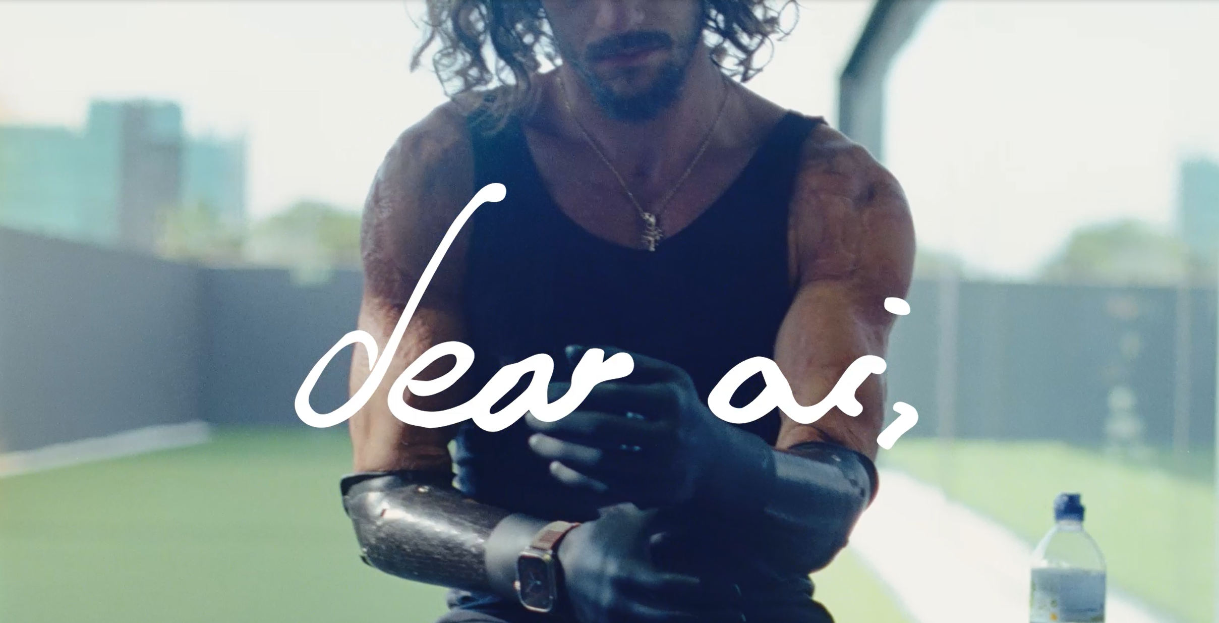Para-Athlet David Montana sitzt und justiert seine Prothetik mit einem Text-Overlay „dear AI“