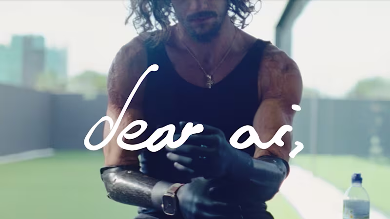 Para-Athlet David Montana sitzt und justiert seine Prothetik mit einem Text-Overlay „dear AI“