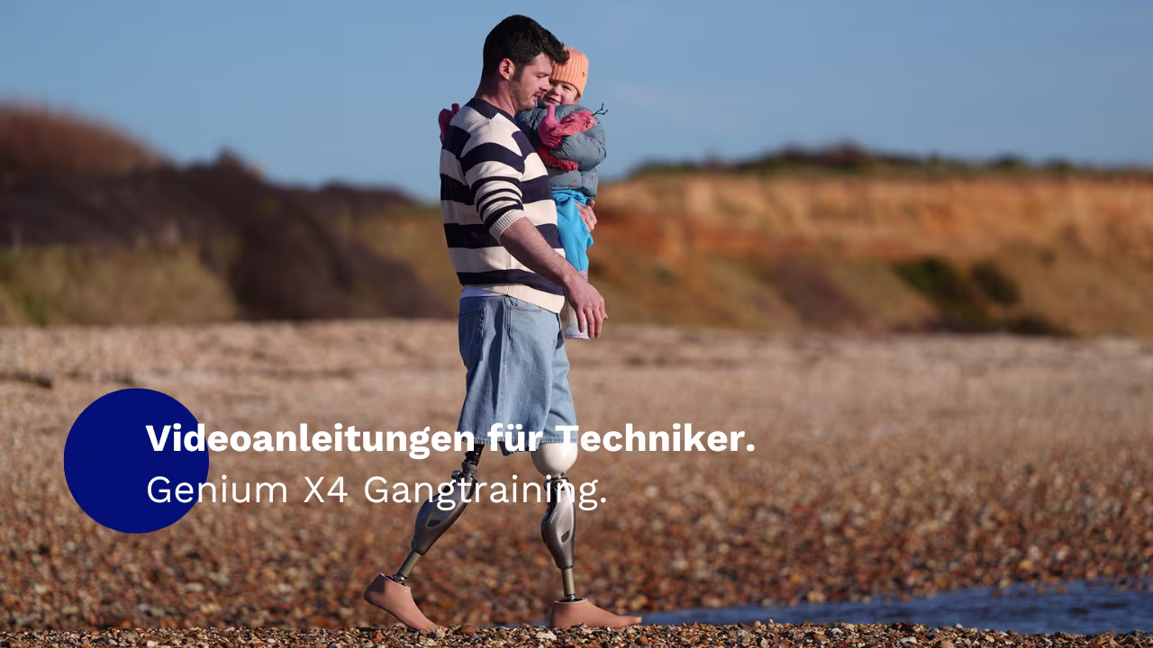 Ein beidseitig amputierter Mann läuft am Ufer entlang und hält dabei ein kleines Mädchen auf dem Arm. Er trägt an beiden Beinen das mechatronische Kniegelenk Genium X4 von Ottobock.