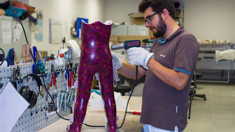 Техник-ортезист изготавливает индивидуальный ортез для ребенка.