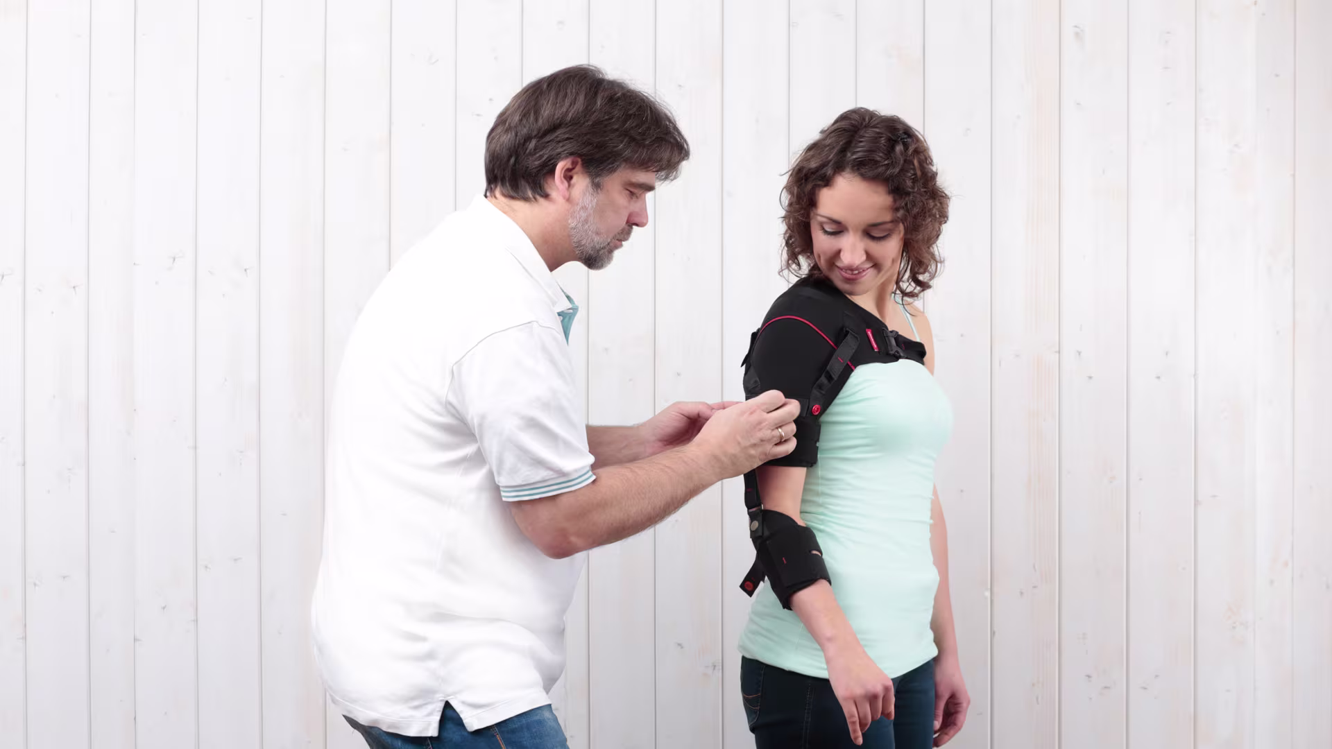 オモニューレクサ プラスは、亜脱臼になりやすい脳卒中後の肩関節を懸垂するための肩装具