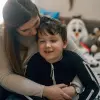 Patient med cerebral pares myser med sin mamma