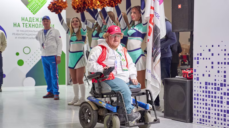 Пользователь на кресле-коляске с электроприводом во время соревнований по Кибатлетике.