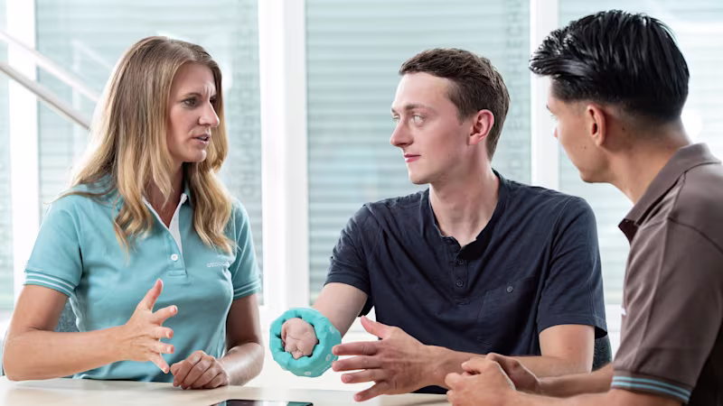 Ein Anwender wird von zwei Therapeuten versorgt und beraten