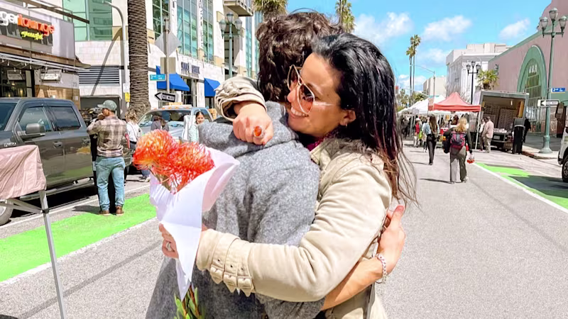 Ezra y su madre abrazándose