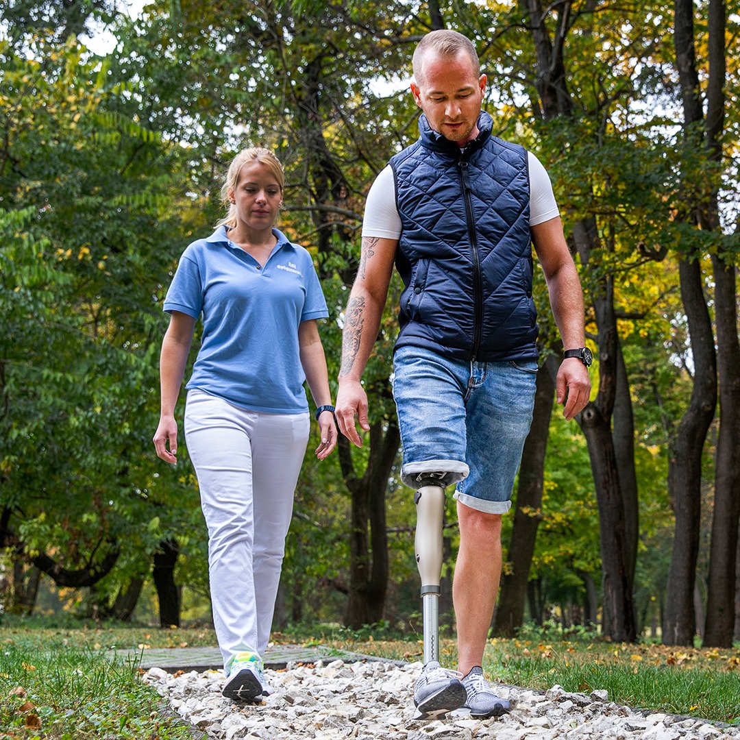 Laszlo with therapist in a training