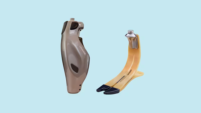 Vor blauem Hintergrund ist das mechatronische Kniegelenk Genium X4 und der Prothesenfuß Maverick Xtreme AT von Ottobock zu sehen.