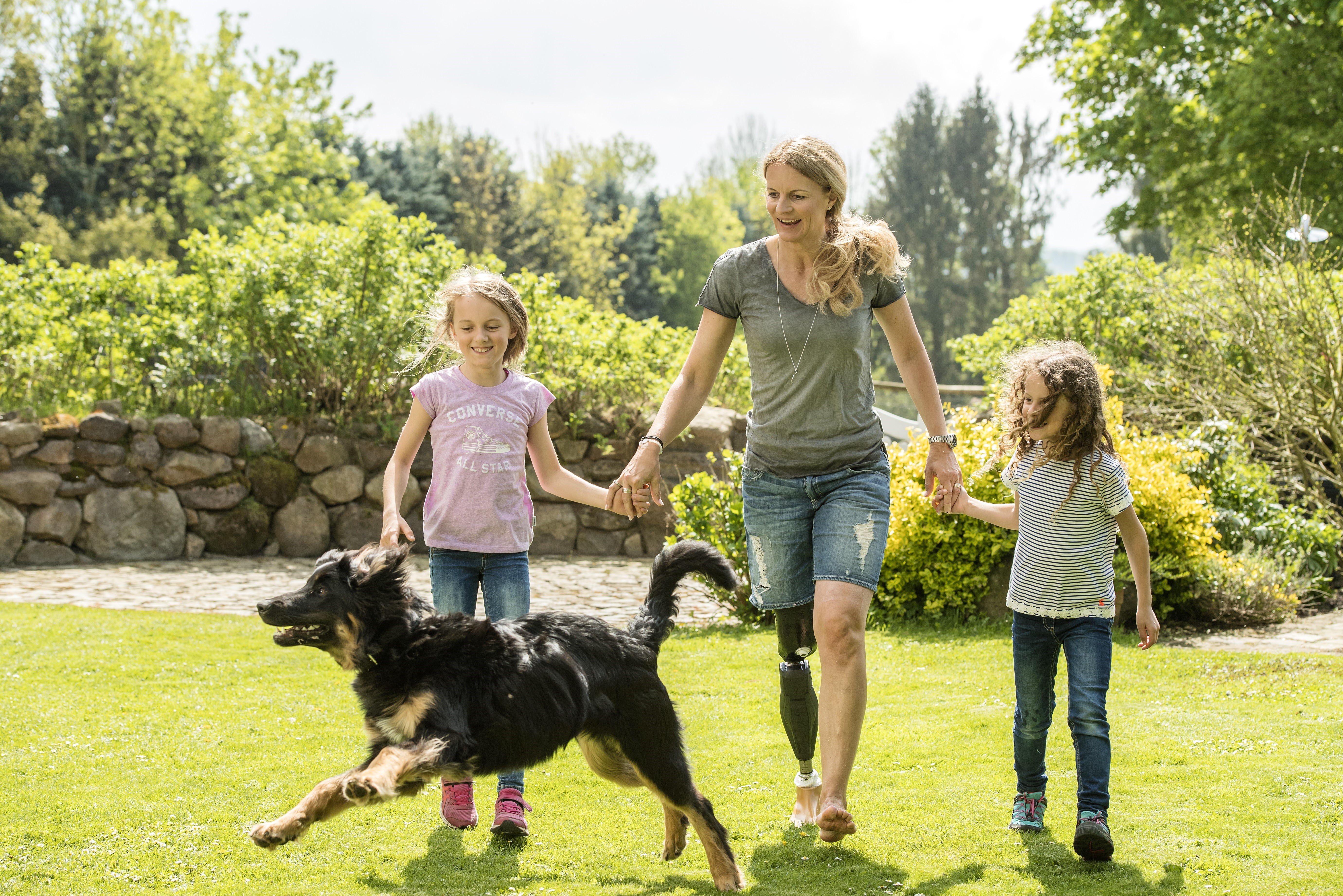 genium-x3-patient-playing-with-her-children-innovation-ottobock