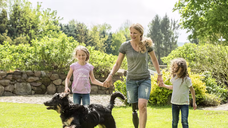 genium-x3-patient-playing-with-her-children-innovation-ottobock