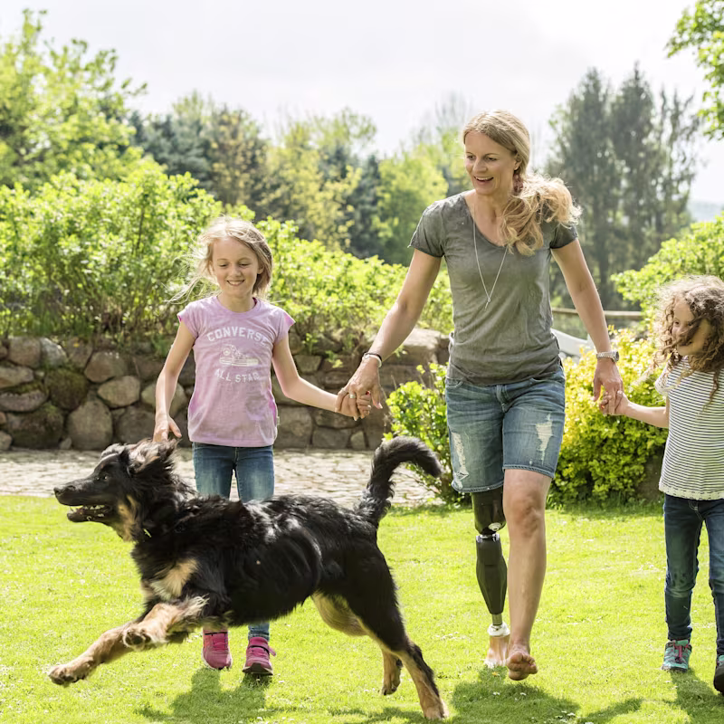 genium-x3-patient-playing-with-her-children-innovation-ottobock