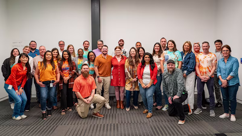 Plusieurs employés d'Ottobock s'habillent en orange pour sensibiliser à la perte de membre et à la différence de membre