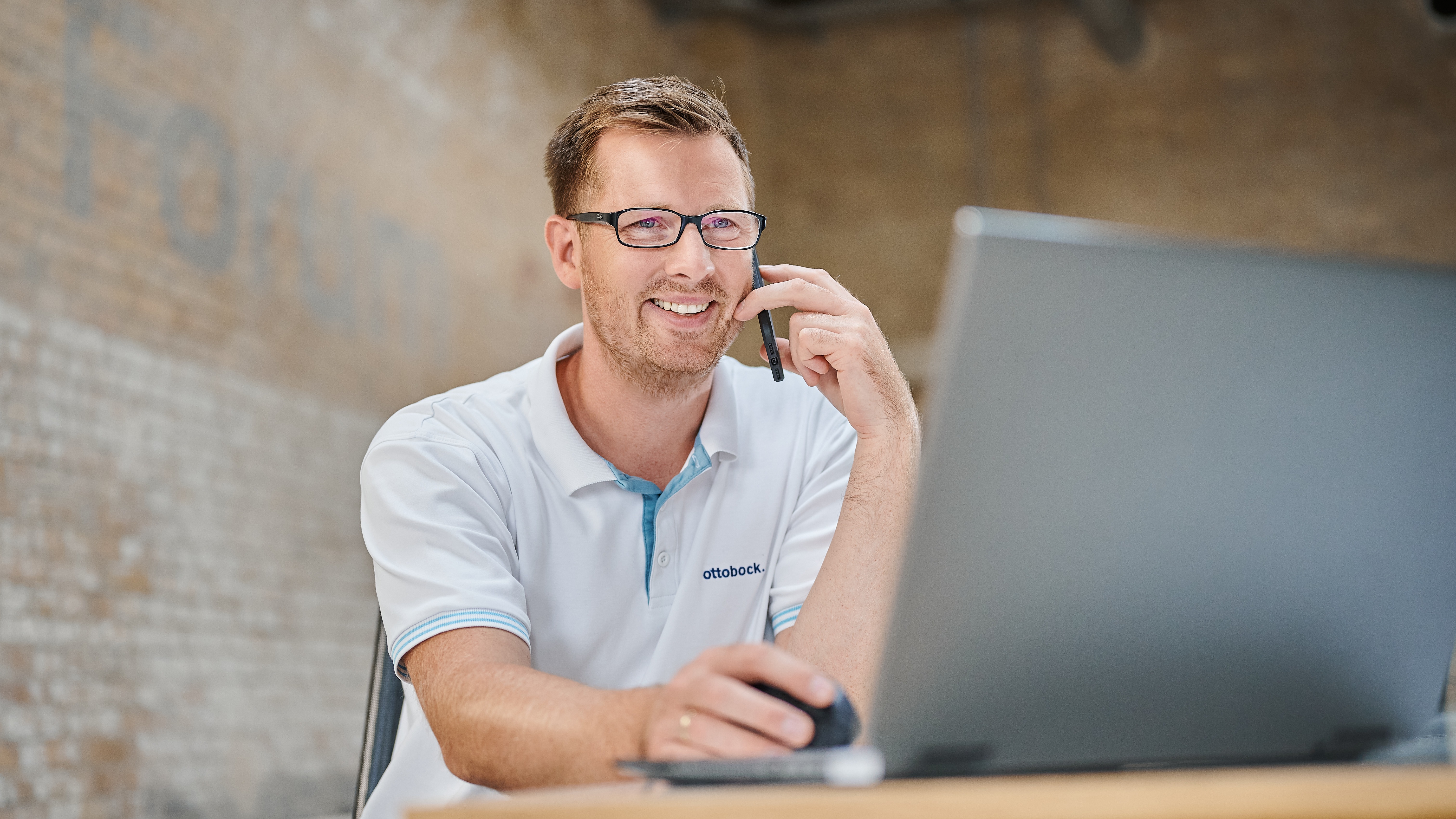 Consultation d’experts en remboursement avec le client au téléphone