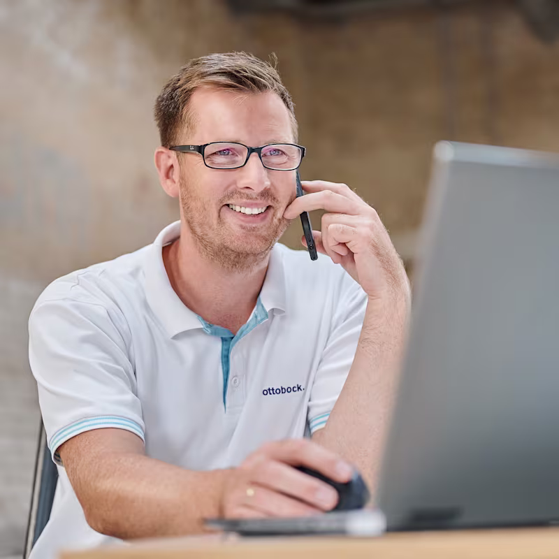 Reimbursement expert consulting with customer on the phone