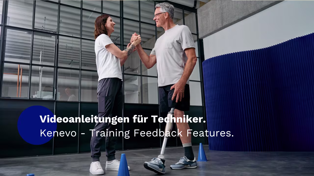 Ein Mann, der das mechatronische Kniegelenk Kenevo von Ottobock trägt und eine Physiotherapeutin schlagen ein.