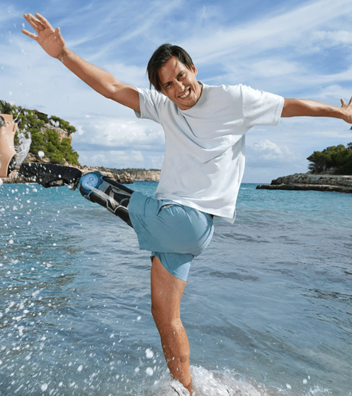 Alessandro swinging his Evanto prosthetic foot and Genium X3 prosthetic knee through the sea 