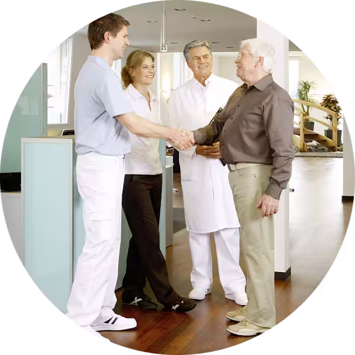 Patient im Gespräch mit Amputationsexperten DE-DE