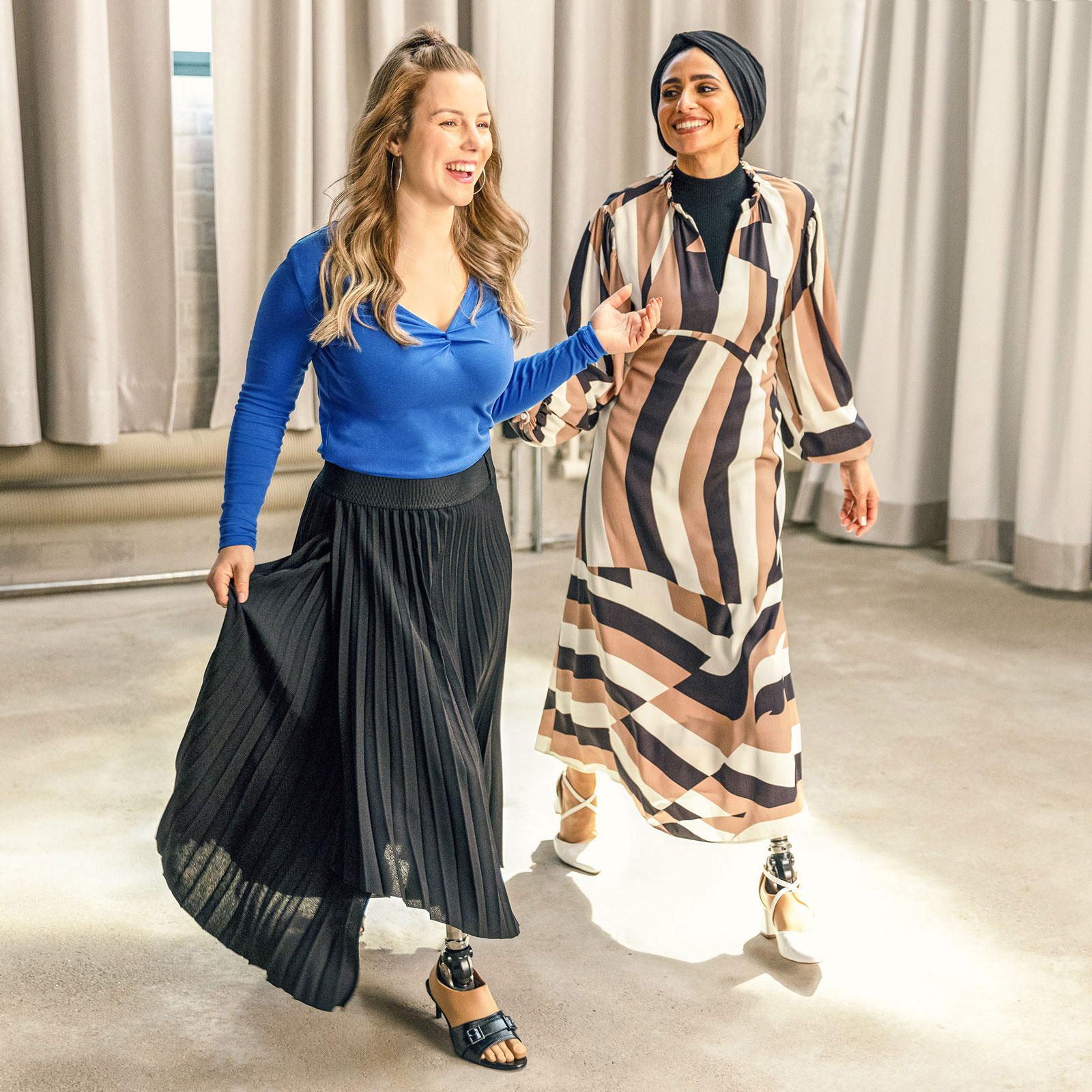 Deux utilisateurs de pieds prothétiques Taleo marchant en talons tout en portant leurs appareils