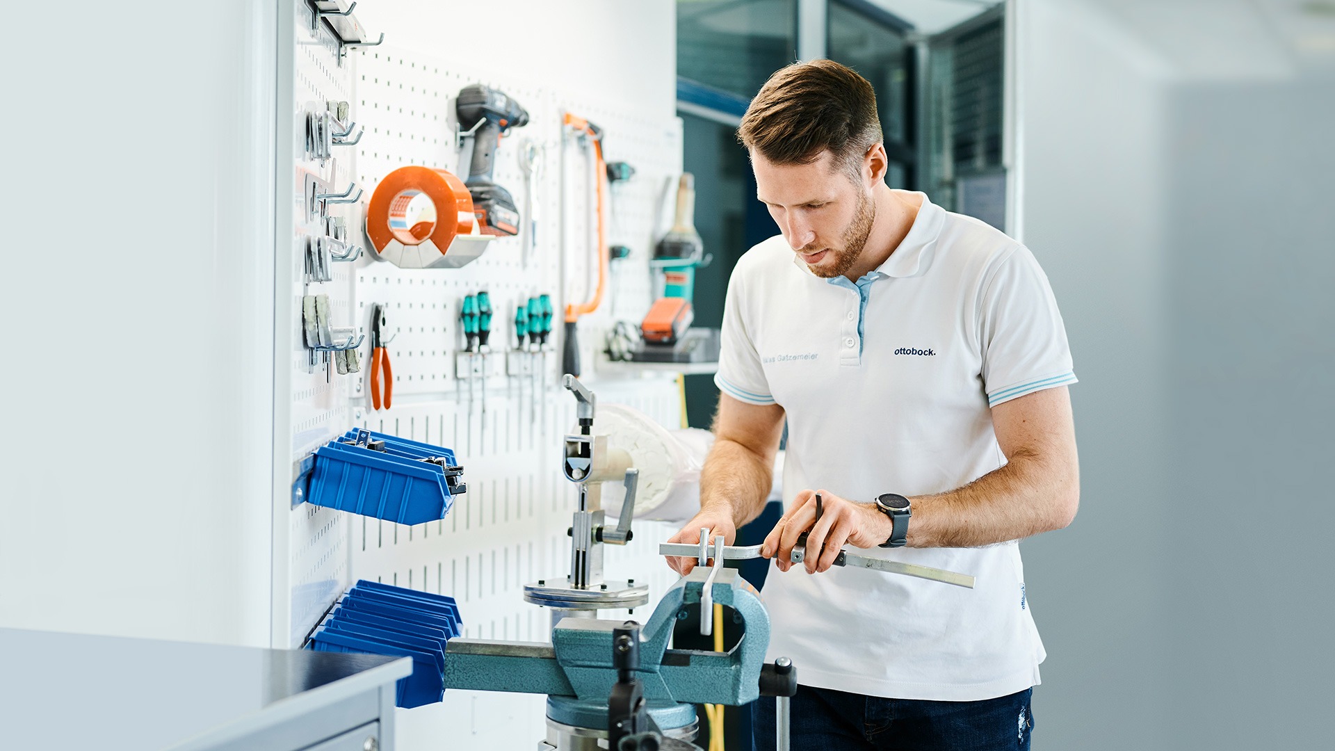 Un experto en fabricación protésica trabajando en un producto