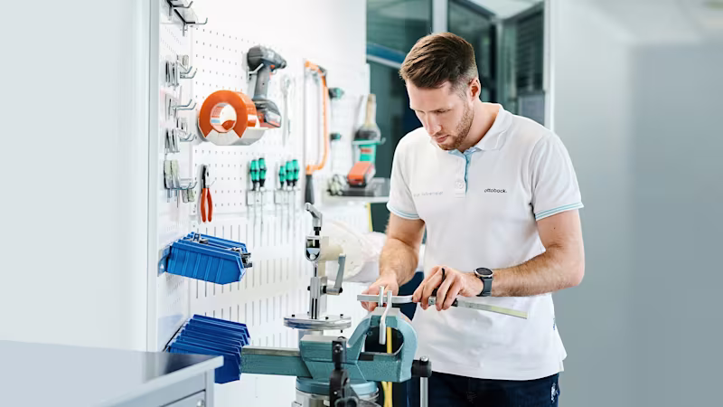 Un experto en fabricación protésica trabajando en un producto