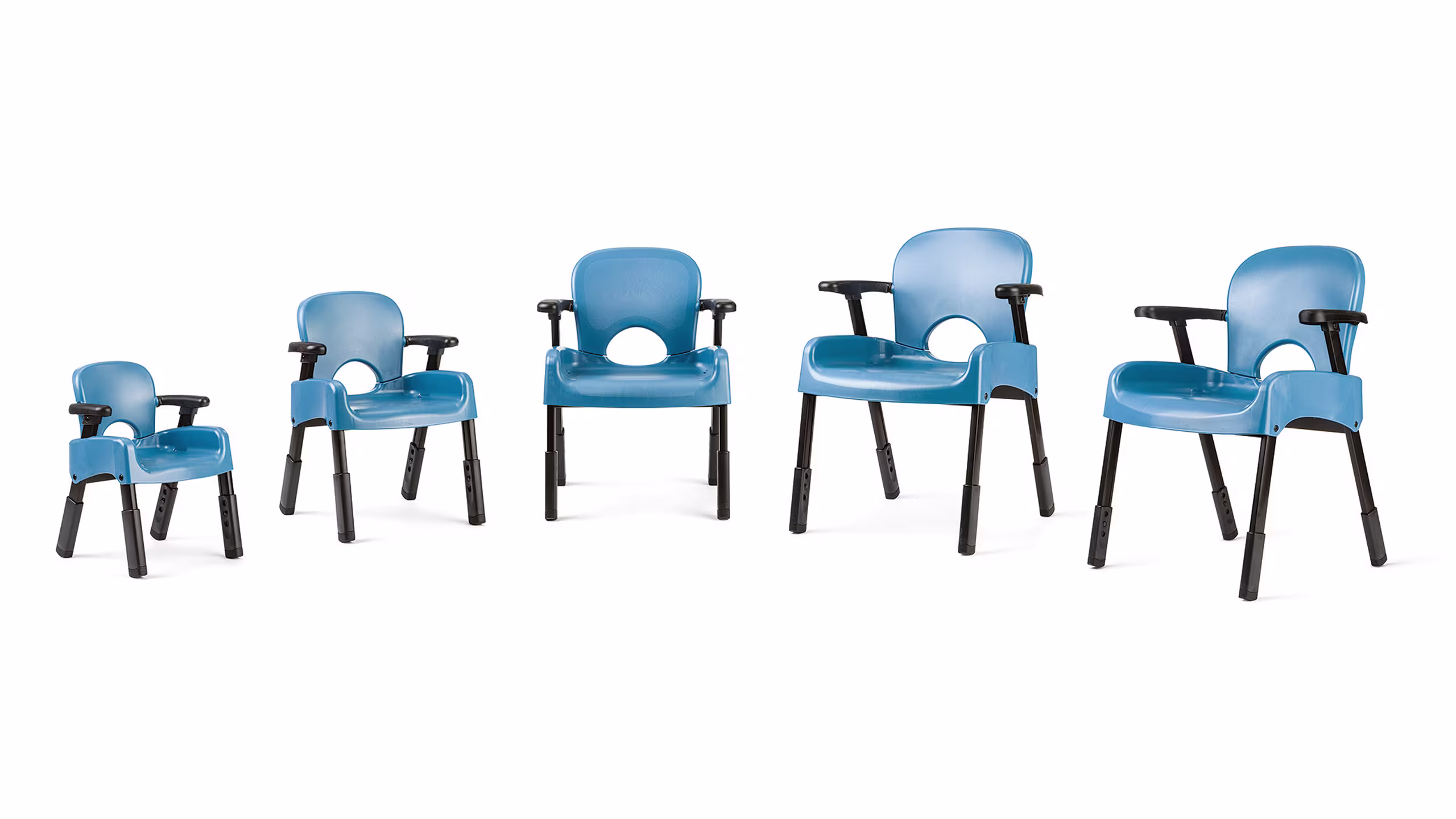 Panoramica delle 5 misure disponibili per la sedia sagomata Rifton Compass Chair