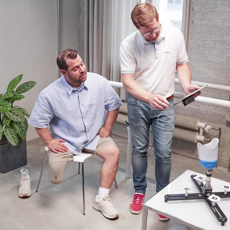 Orthopädietechniker und Prothesenträger im Sanitätshaus beim Scannen eines Tastschafts mit der Transfer Scan Lösung von Ottobock.