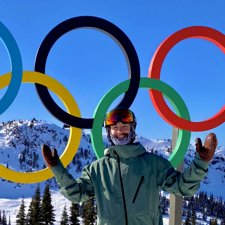 Paralympian medalist and Ottobock ambassador Noah Elliott posing in front of the Olympian rings. 