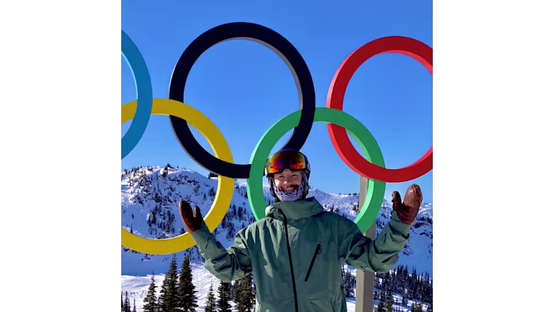 Paralympian medalist and Ottobock ambassador Noah Elliott posing in front of the Olympian rings.