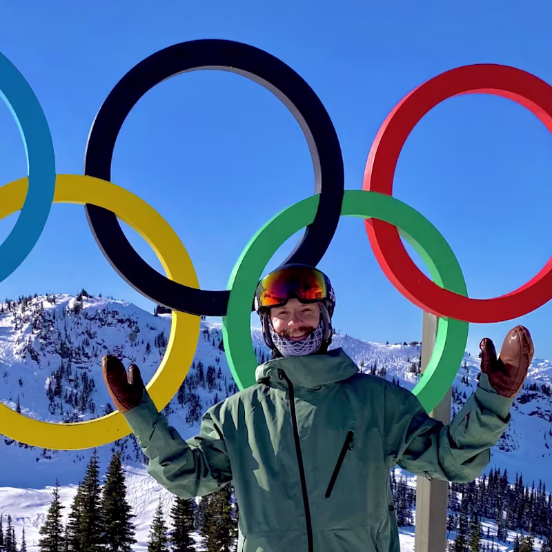 Paralympian medalist and Ottobock ambassador Noah Elliott posing in front of the Olympian rings.