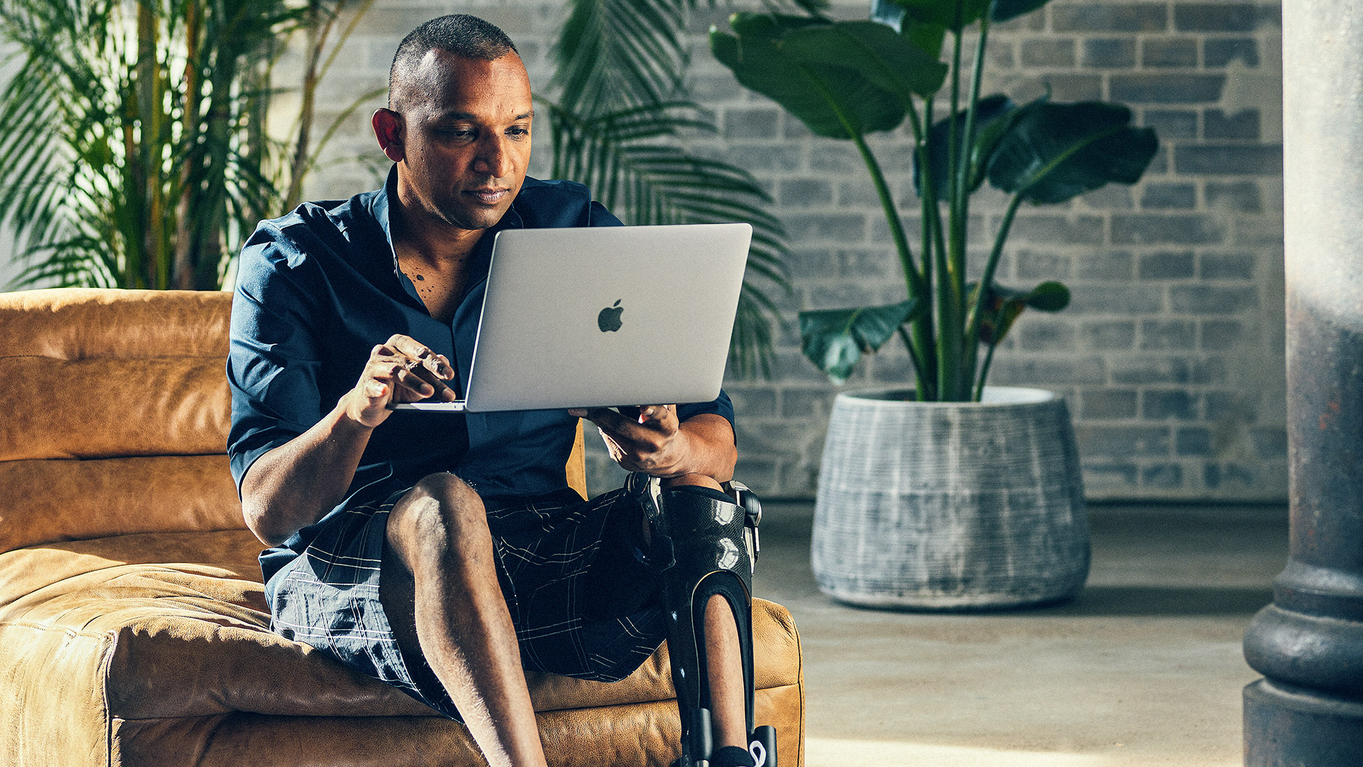 Ottobock C-Brace kullanıcıs Melvin, laptopta çalışıyor