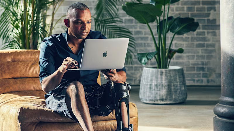 Ottobock C-Brace kullanıcıs Melvin, laptopta çalışıyor