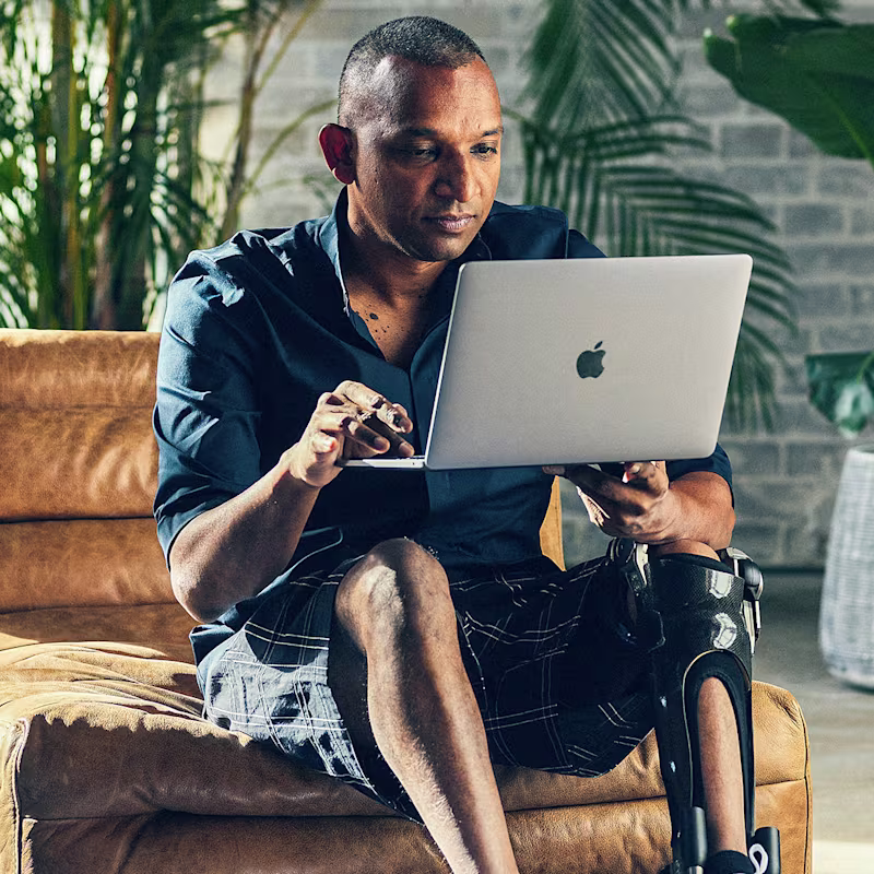 Ottobock C-Brace kullanıcıs Melvin, laptopta çalışıyor