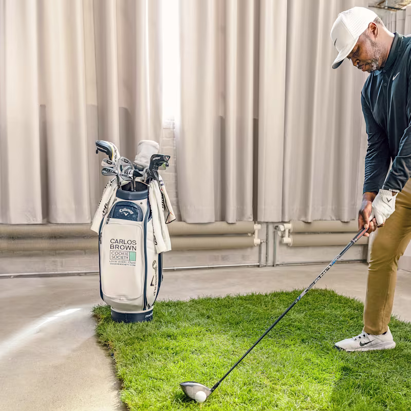 Ein Mann spielt Gold mit einem Indoor-Golfset und trägt dabei den Taleo Adapt Prothesenfuß von Ottobock.
