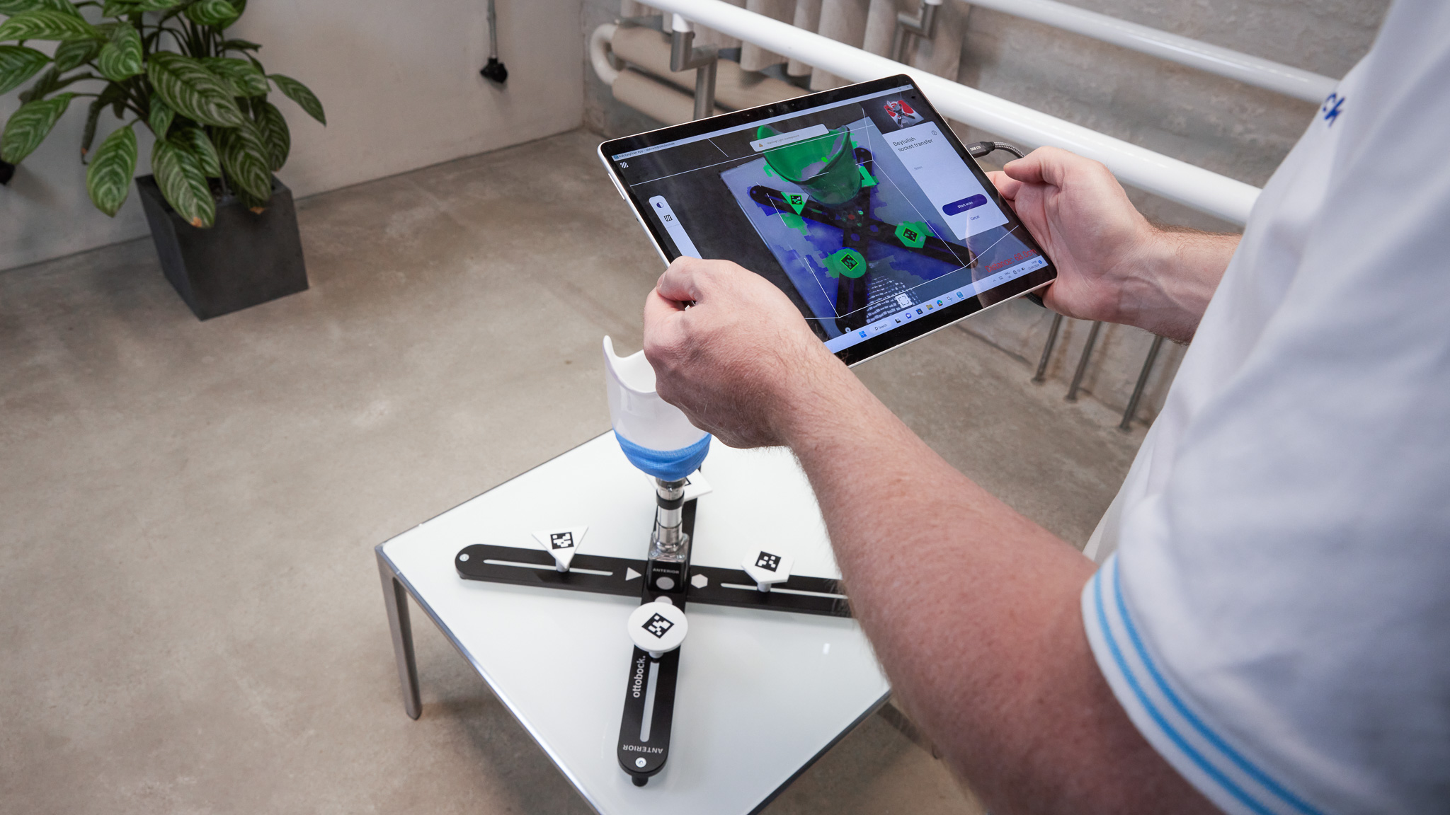 Ein Techniker benutzt Ottobock TransferScan.