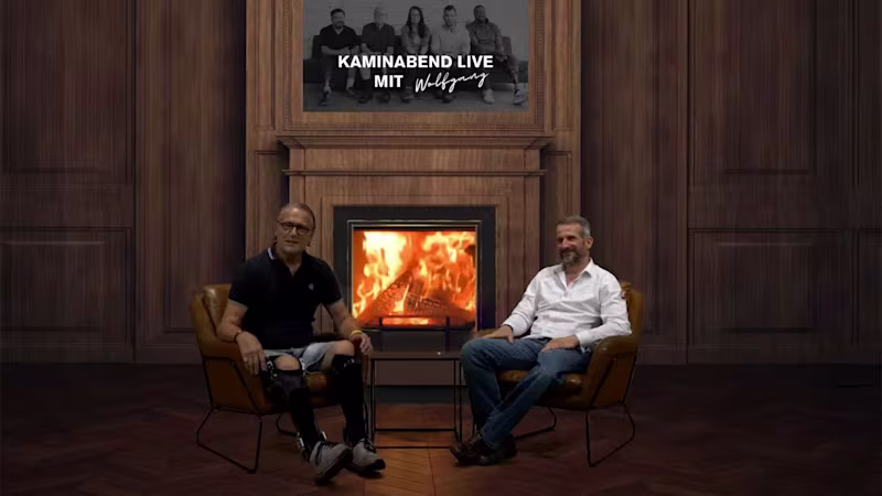 Auf dem Bild sieht man zwei Männer vor einem Kamin sitzen. Rechts sitzt der Host des Formats "Kaminabend mit Wolfgang". Links sitzt Björn, er berichtet von seinen Reisen mit einer Beinprothese.