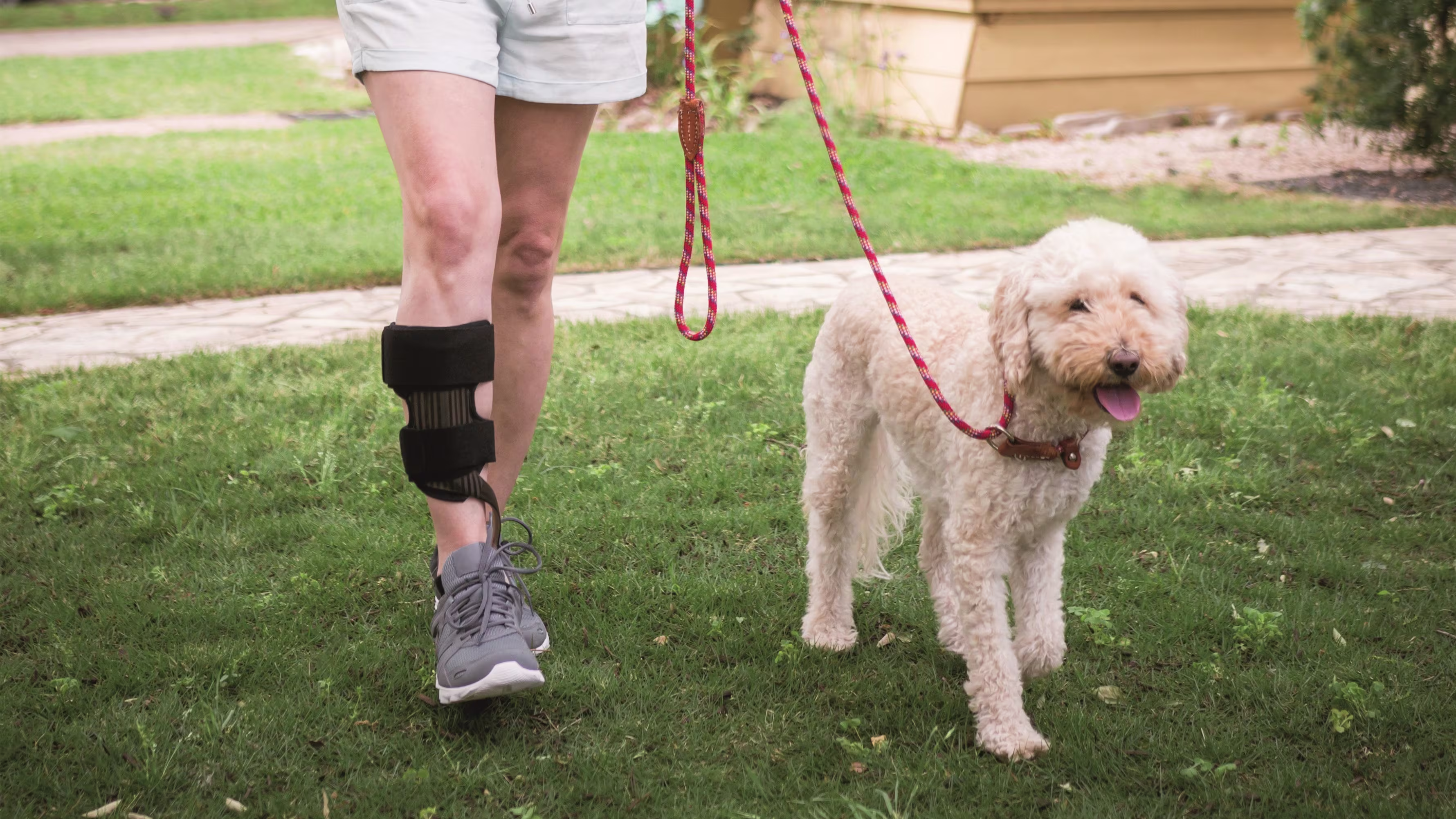 ウォークオンリアクションを装着している片麻痺の女性。