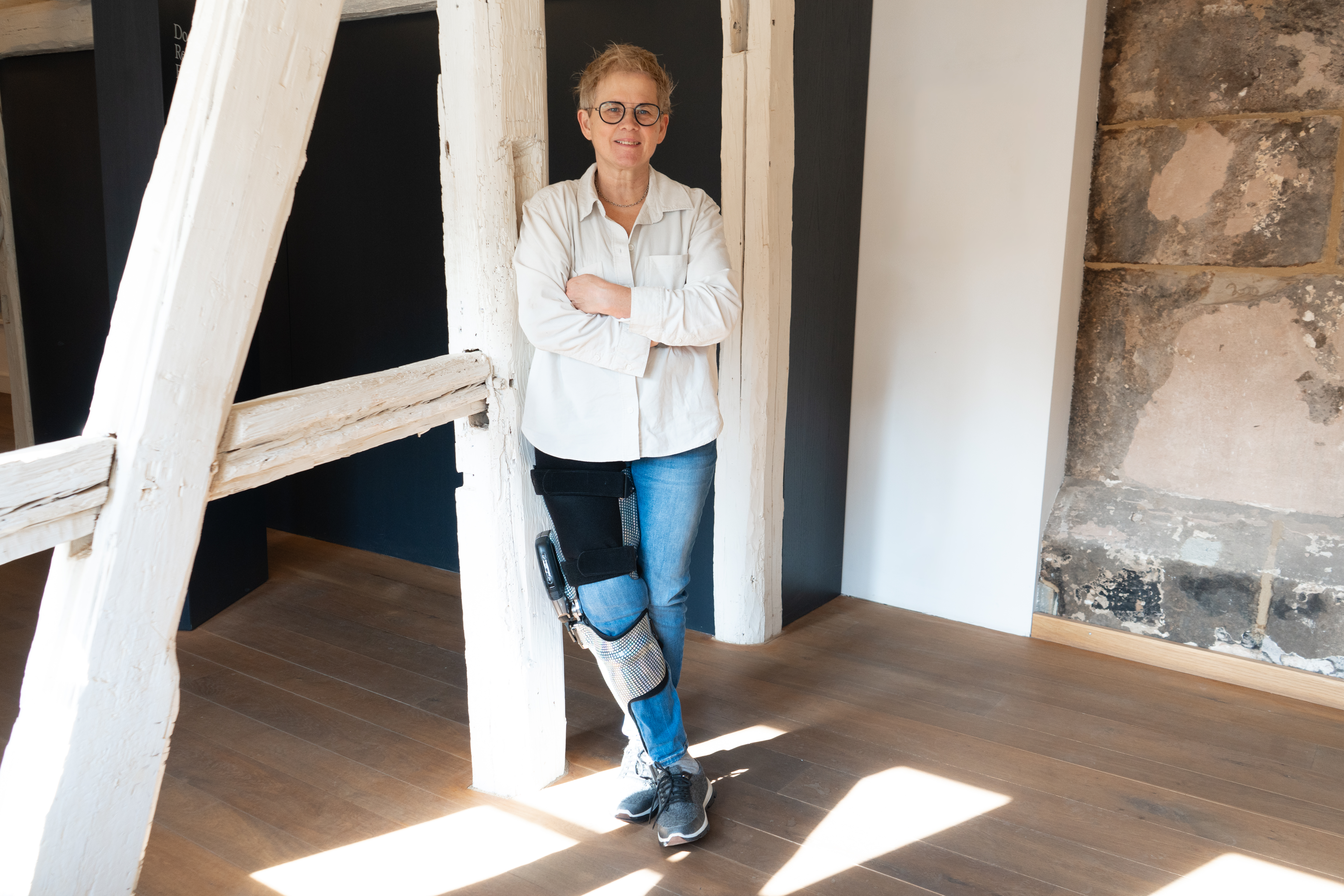 Auf dem Bild sieht man Heike mit ihrer Ottobock Orthese am rechten Bein. 