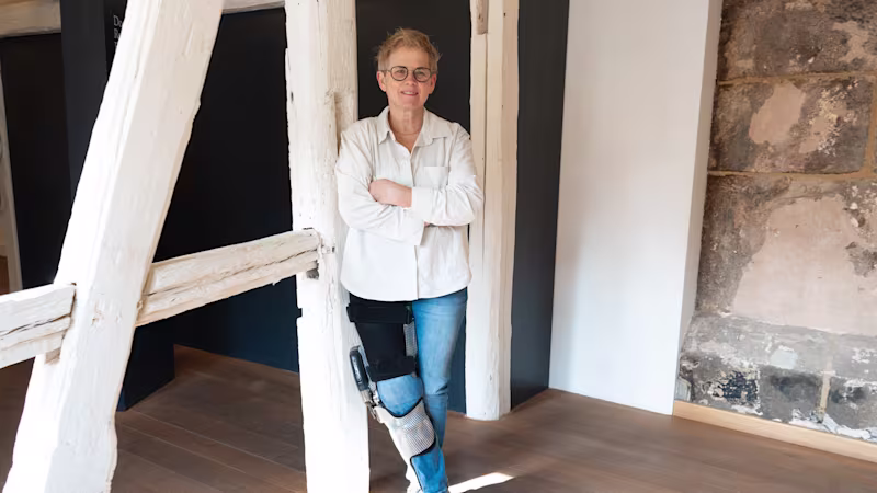 Auf dem Bild sieht man Heike mit ihrer Ottobock Orthese am rechten Bein.